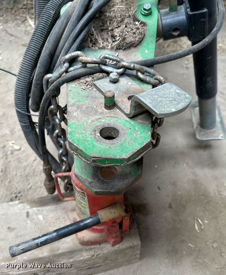 image for item NP9417 2004 John Deere 567  round baler