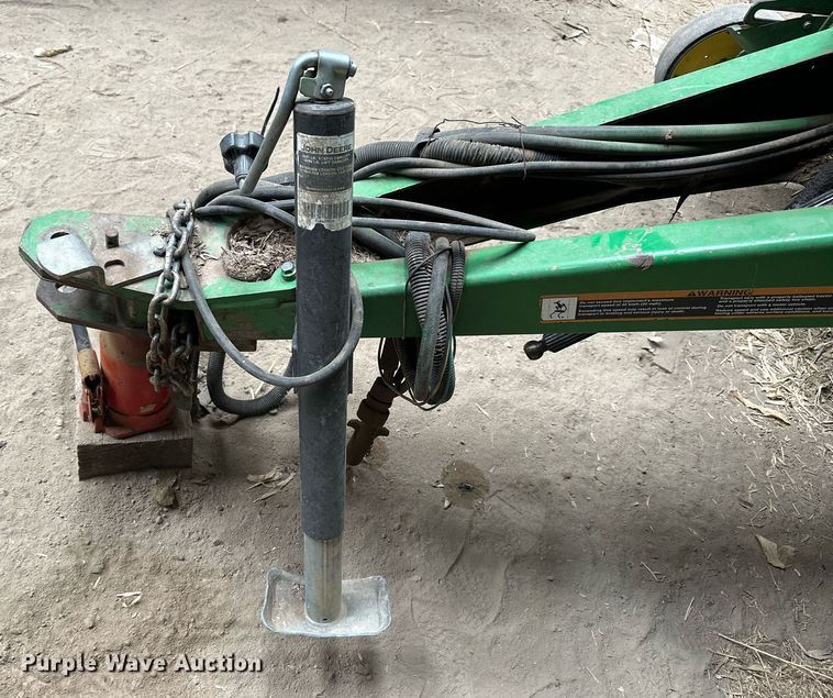 image for item NP9417 2004 John Deere 567  round baler