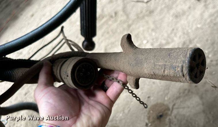 image for item NP9417 2004 John Deere 567  round baler