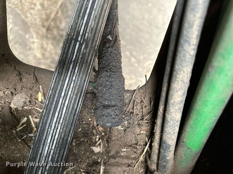 image for item NP9417 2004 John Deere 567  round baler