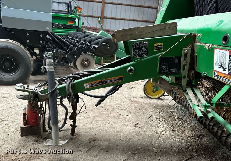 image for item NP9417 2004 John Deere 567  round baler