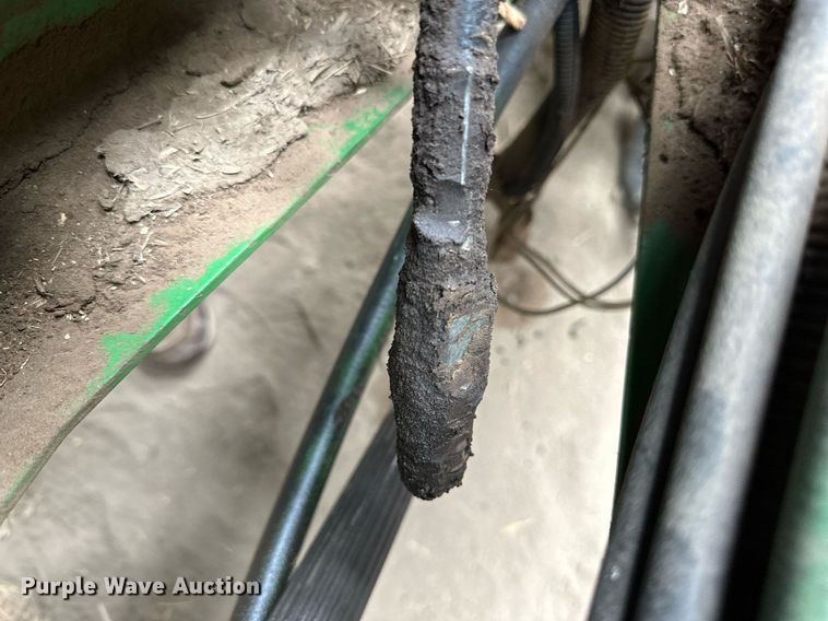 image for item NP9417 2004 John Deere 567  round baler