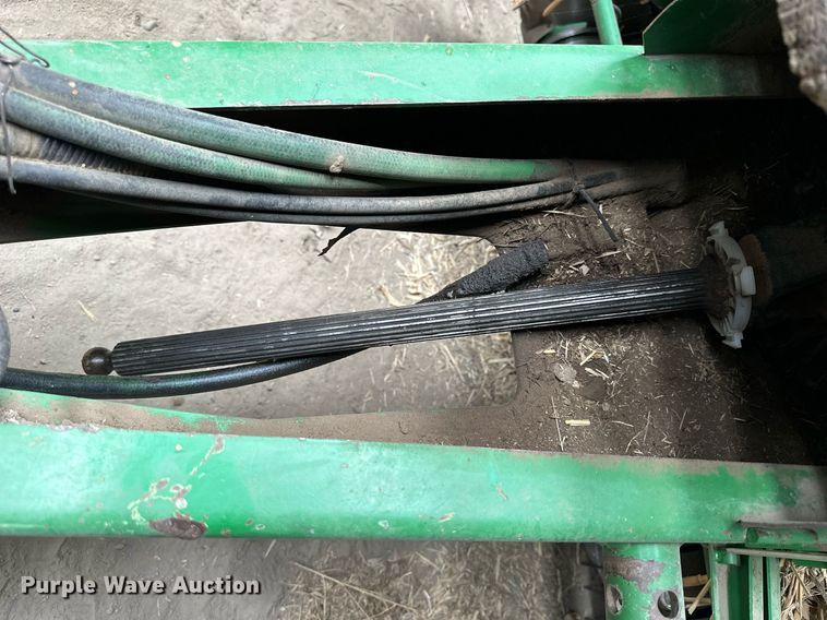 image for item NP9417 2004 John Deere 567  round baler