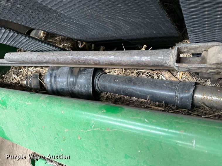 image for item NP9417 2004 John Deere 567  round baler