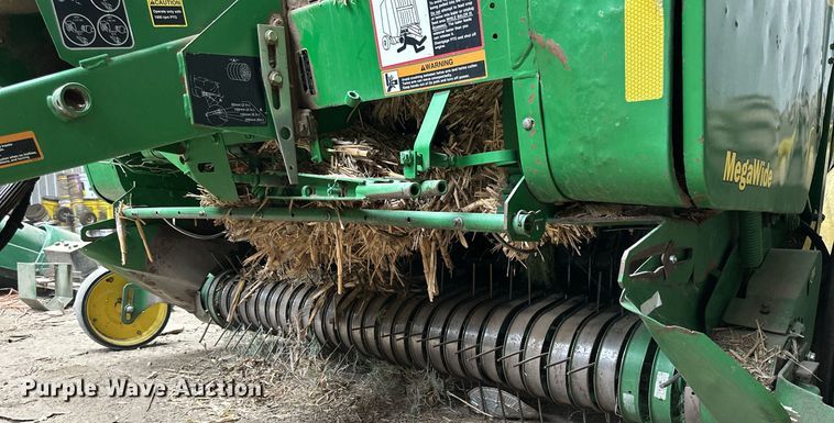 image for item NP9417 2004 John Deere 567  round baler