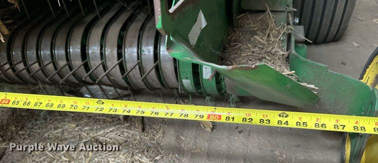 image for item NP9417 2004 John Deere 567  round baler