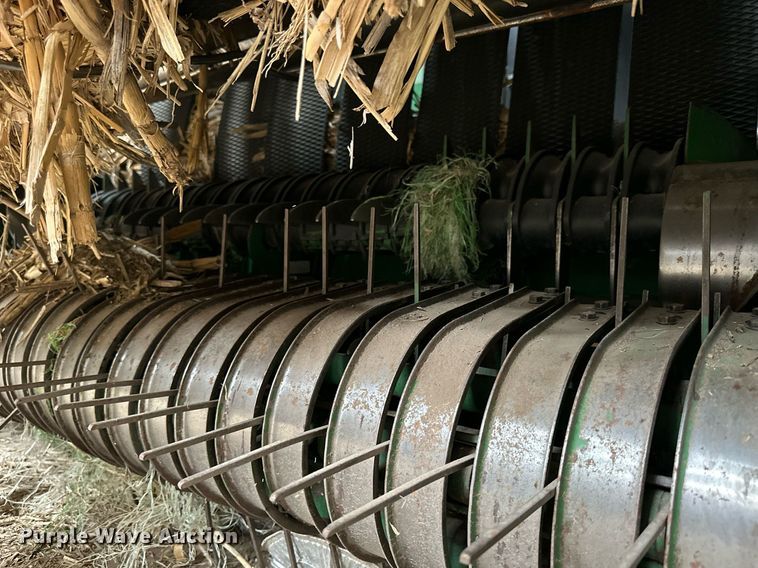 image for item NP9417 2004 John Deere 567  round baler
