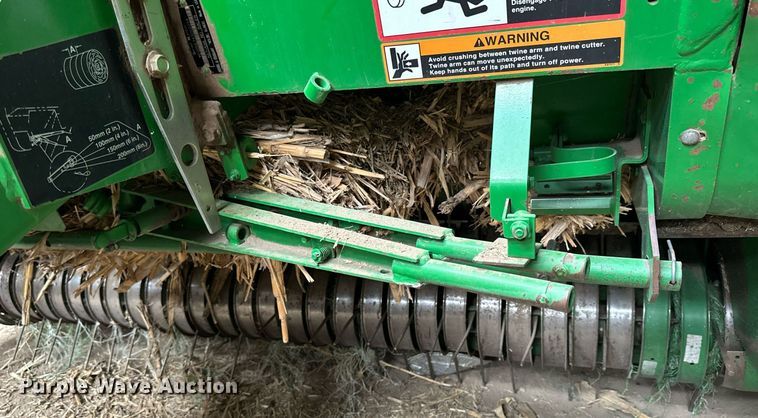 image for item NP9417 2004 John Deere 567  round baler