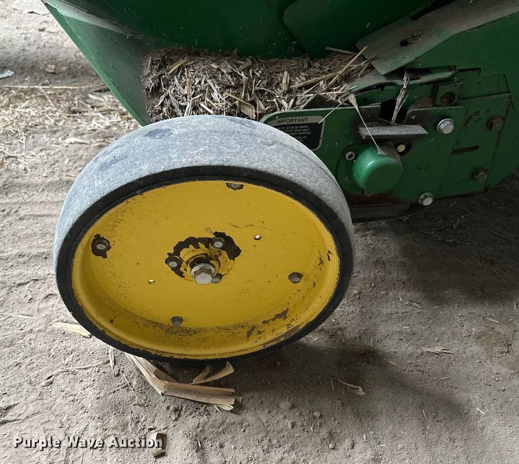 image for item NP9417 2004 John Deere 567  round baler
