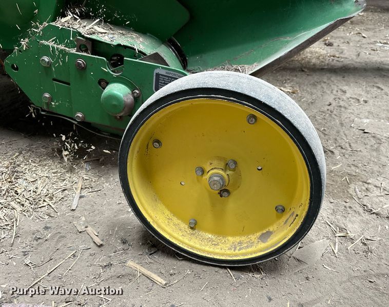 image for item NP9417 2004 John Deere 567  round baler