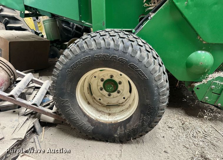 image for item NP9417 2004 John Deere 567  round baler