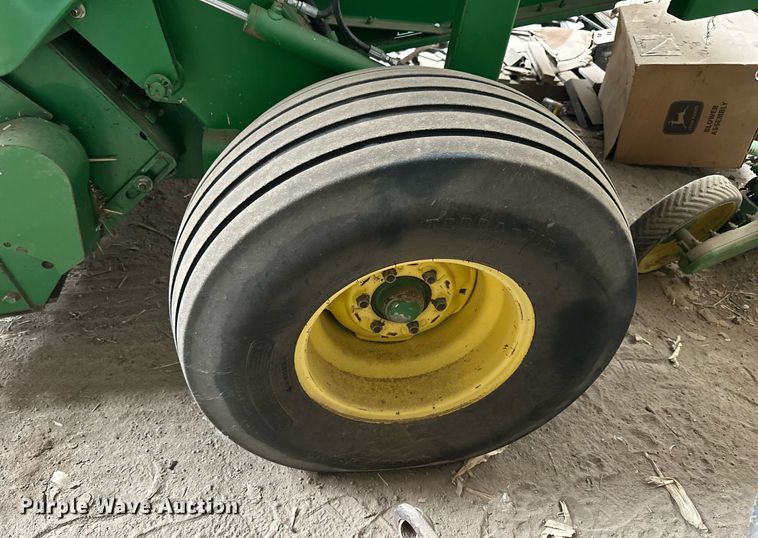 image for item NP9417 2004 John Deere 567  round baler