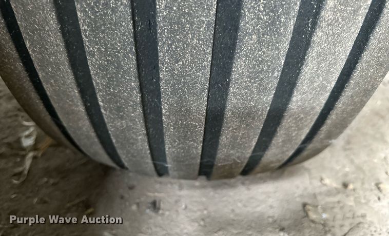 image for item NP9417 2004 John Deere 567  round baler