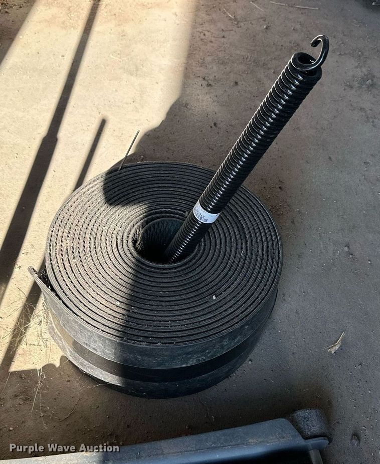 image for item NP9417 2004 John Deere 567  round baler