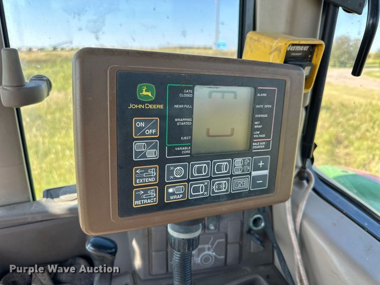 image for item NP9417 2004 John Deere 567  round baler