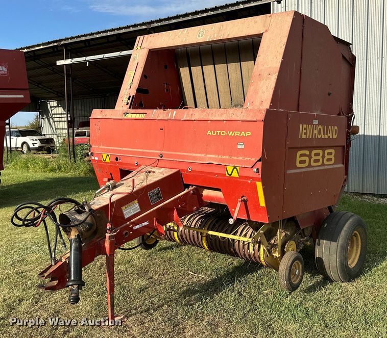 image for item NP9444 2000 New Holland 688  round baler