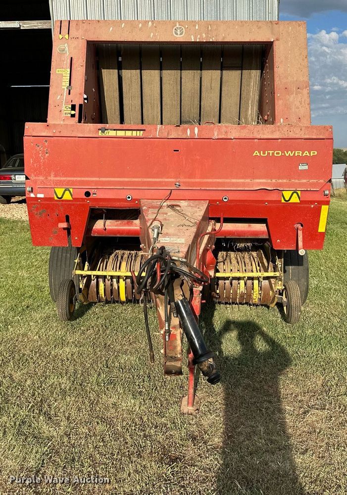 image for item NP9444 2000 New Holland 688  round baler