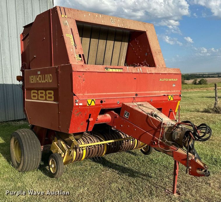 image for item NP9444 2000 New Holland 688  round baler