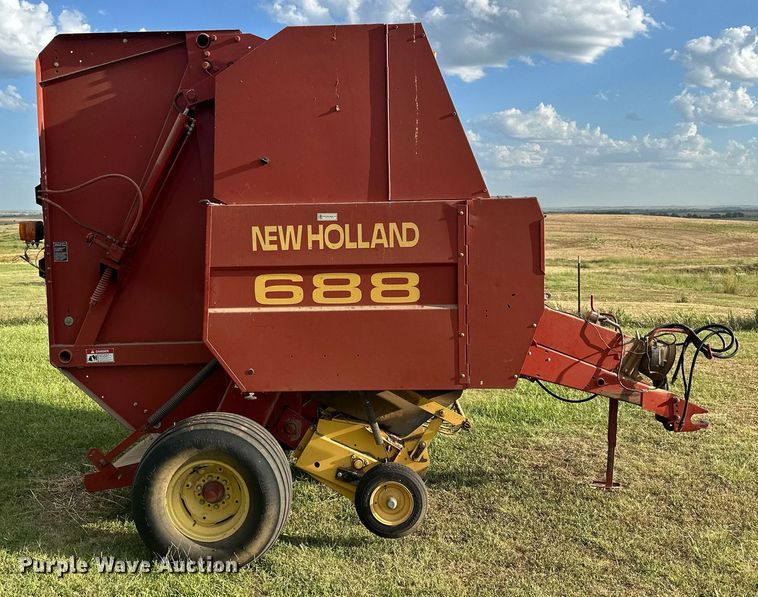 image for item NP9444 2000 New Holland 688  round baler