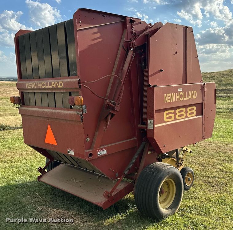 image for item NP9444 2000 New Holland 688  round baler