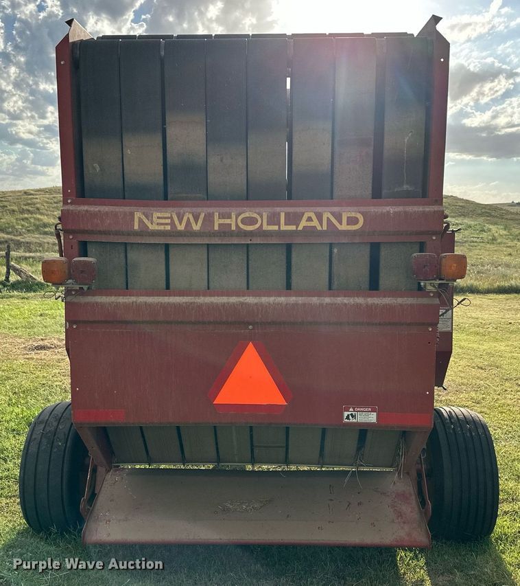 image for item NP9444 2000 New Holland 688  round baler