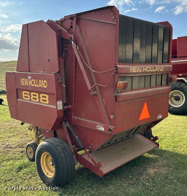 image for item NP9444 2000 New Holland 688  round baler