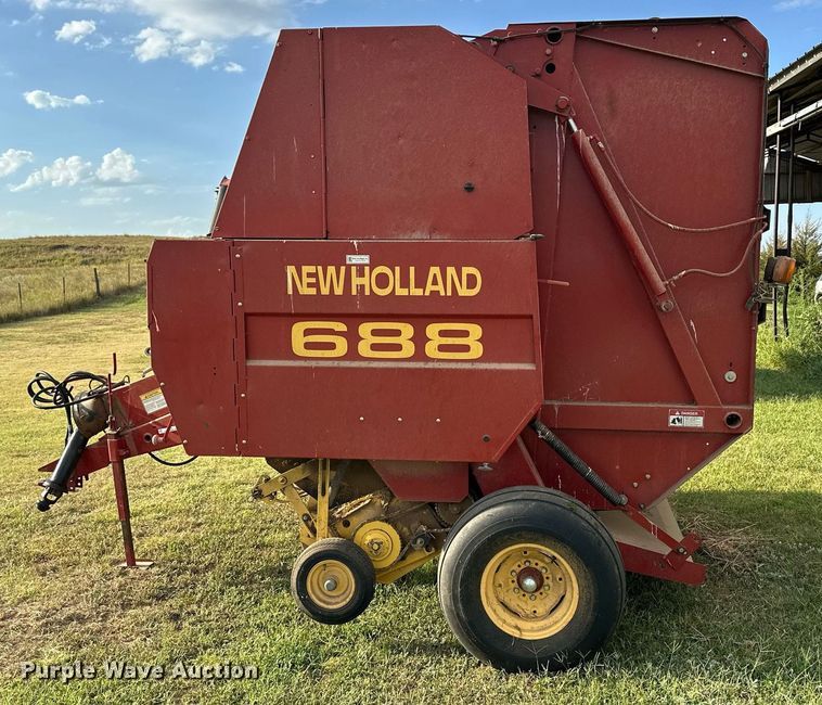 image for item NP9444 2000 New Holland 688  round baler