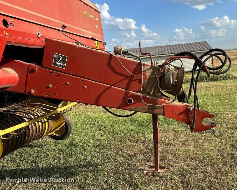 image for item NP9444 2000 New Holland 688  round baler