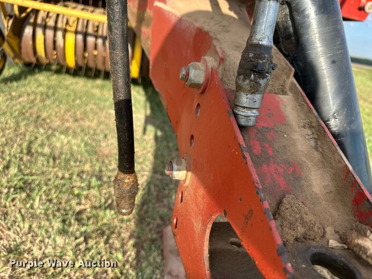 image for item NP9444 2000 New Holland 688  round baler