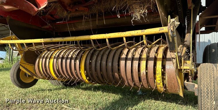 image for item NP9444 2000 New Holland 688  round baler