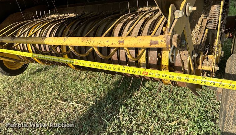 image for item NP9444 2000 New Holland 688  round baler