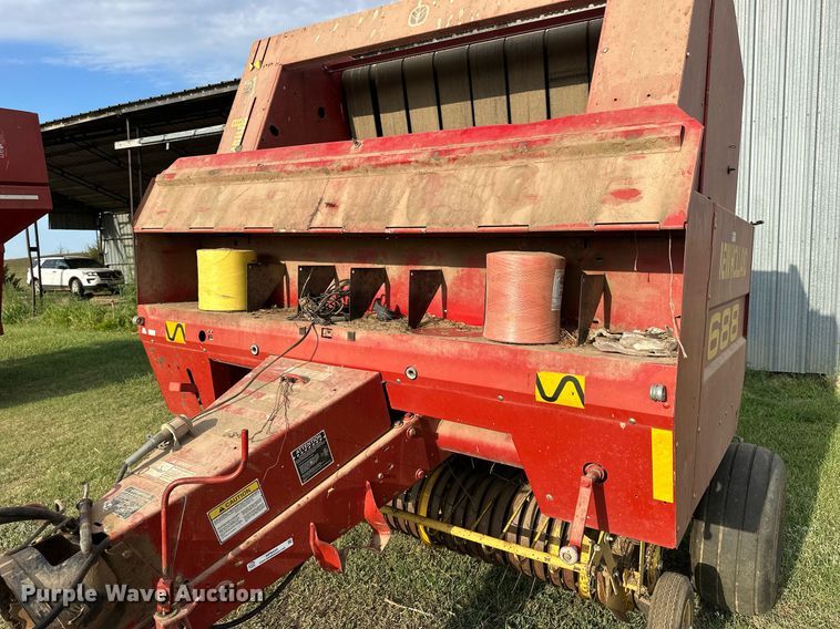 image for item NP9444 2000 New Holland 688  round baler