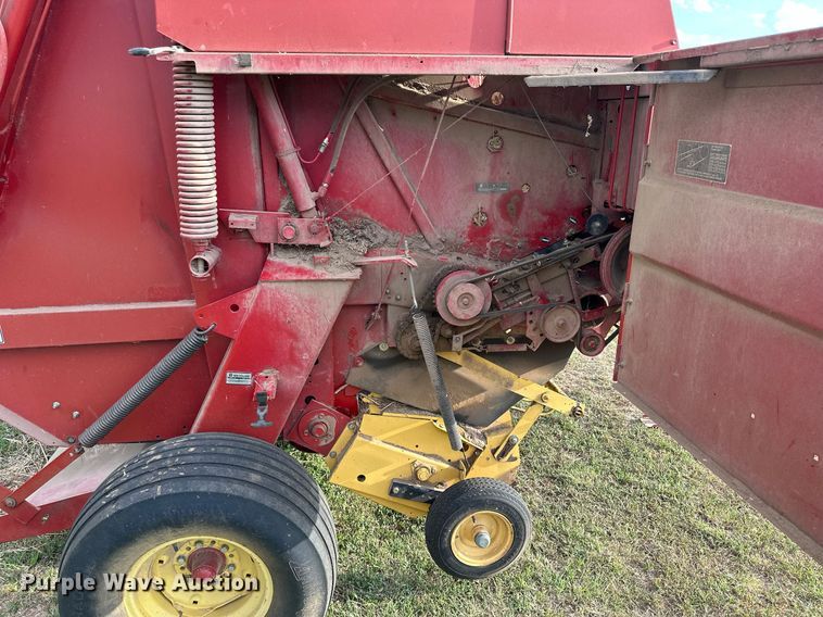 image for item NP9444 2000 New Holland 688  round baler