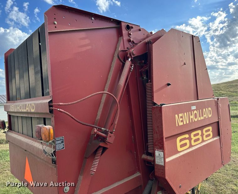 image for item NP9444 2000 New Holland 688  round baler