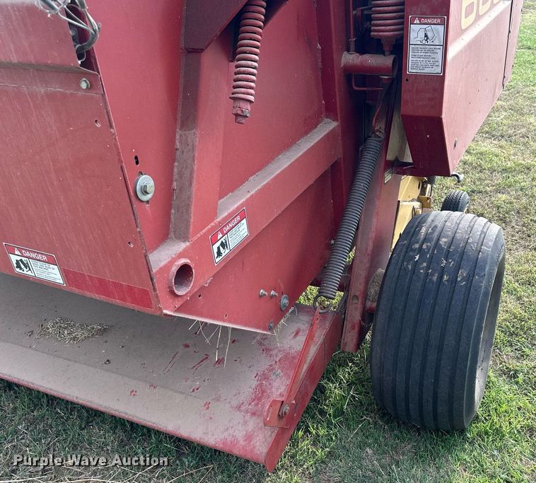 image for item NP9444 2000 New Holland 688  round baler