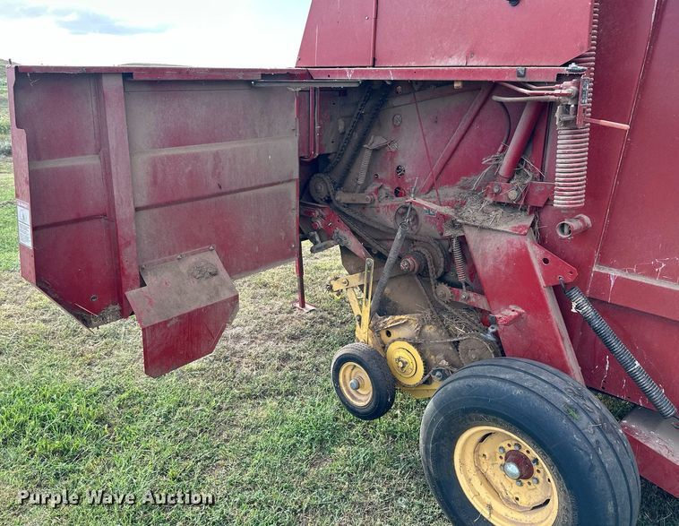 image for item NP9444 2000 New Holland 688  round baler