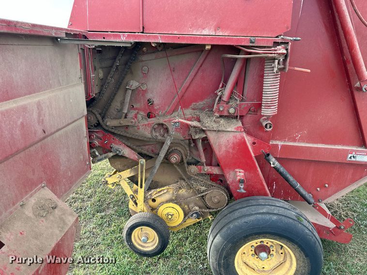 image for item NP9444 2000 New Holland 688  round baler