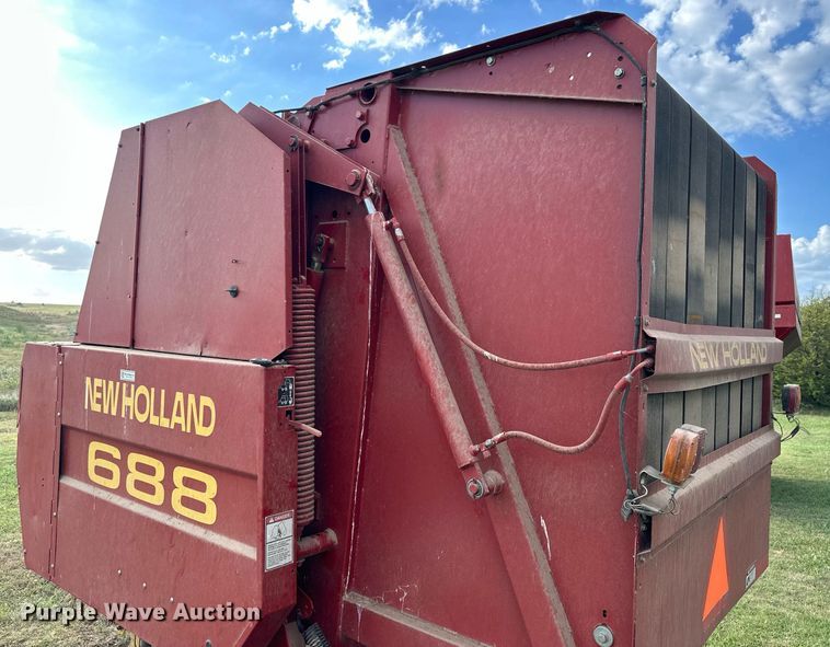 image for item NP9444 2000 New Holland 688  round baler