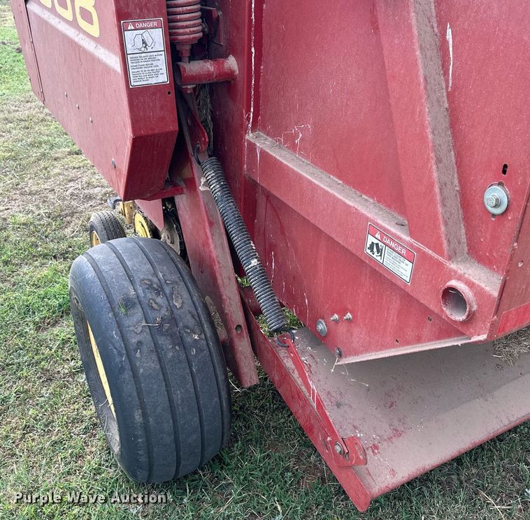 image for item NP9444 2000 New Holland 688  round baler