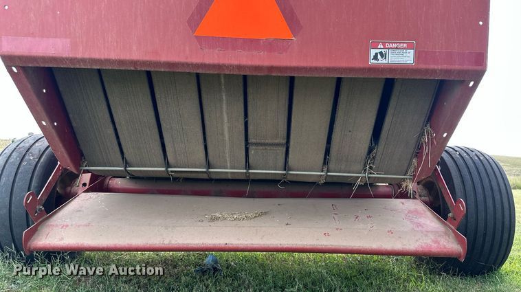 image for item NP9444 2000 New Holland 688  round baler