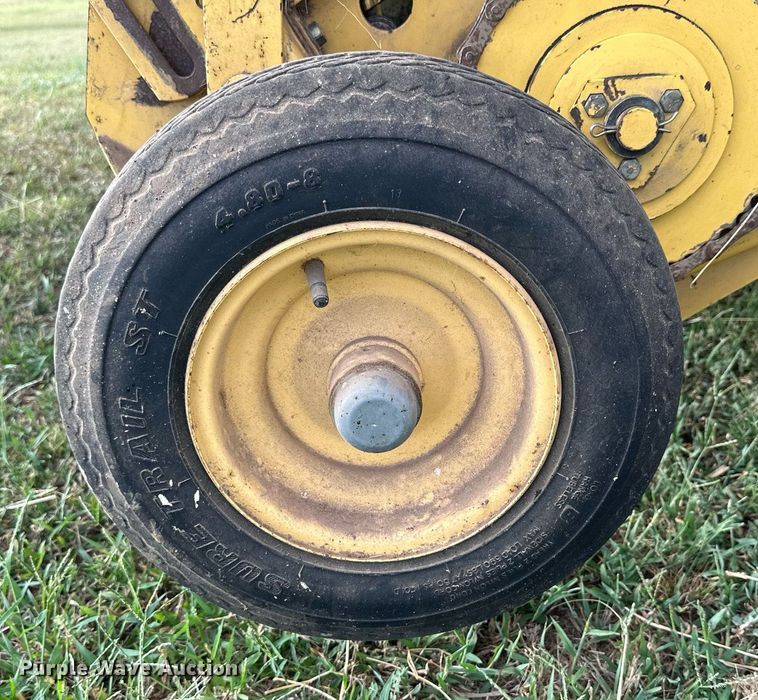 image for item NP9444 2000 New Holland 688  round baler