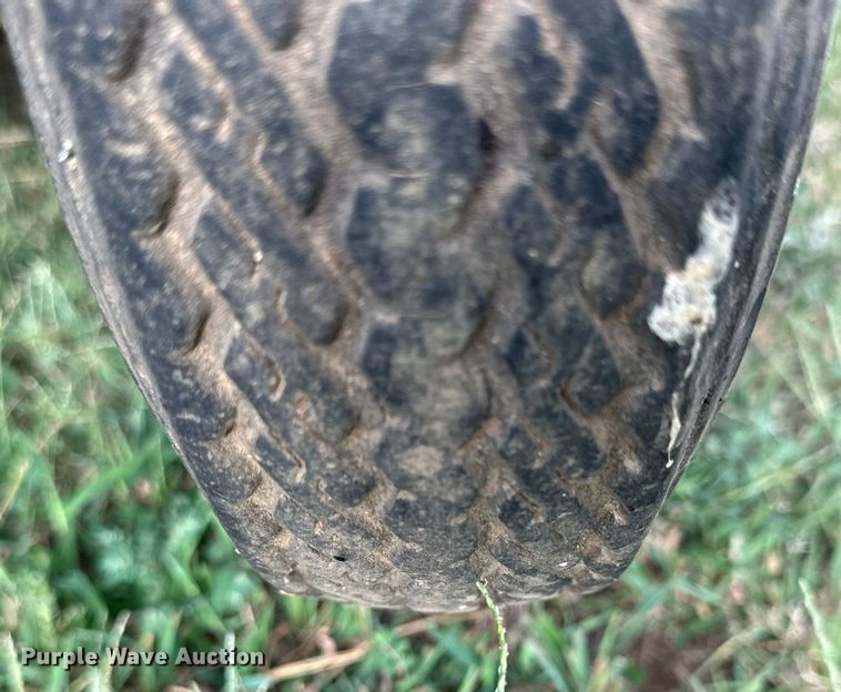 image for item NP9444 2000 New Holland 688  round baler