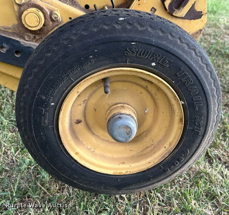 image for item NP9444 2000 New Holland 688  round baler