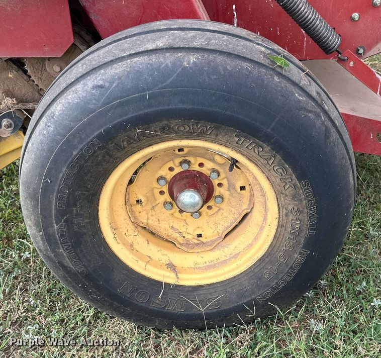 image for item NP9444 2000 New Holland 688  round baler