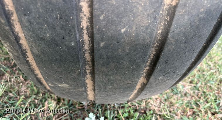 image for item NP9444 2000 New Holland 688  round baler