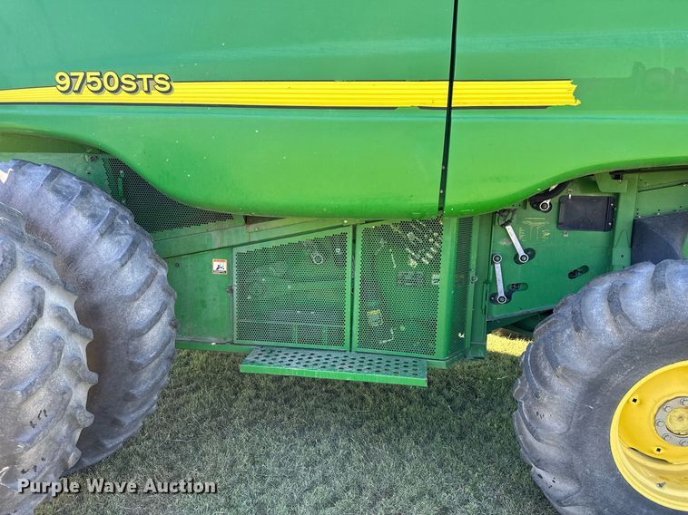 image for item NP9989 2002 John Deere 9750STS  combine