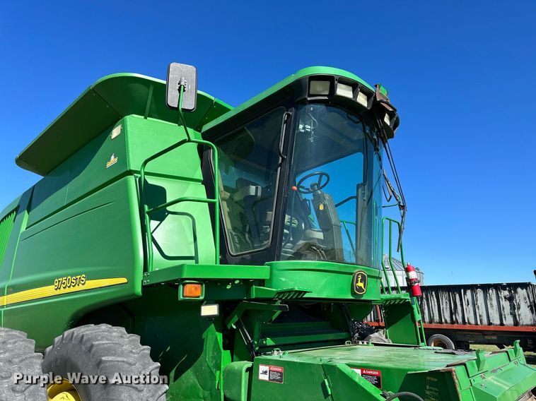 image for item NP9989 2002 John Deere 9750STS  combine