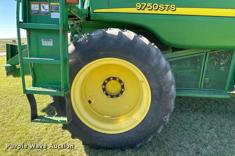 image for item NP9989 2002 John Deere 9750STS  combine
