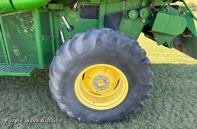 image for item NP9989 2002 John Deere 9750STS  combine