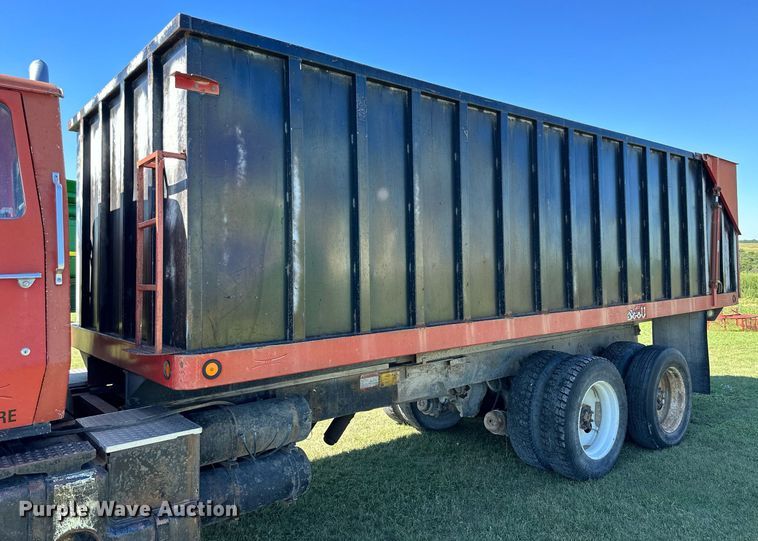 image for item NP9991 1986 Ford 9000  grain truck